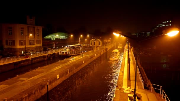 Vattennivåer på natten floden Moldau, Prag — Stockvideo