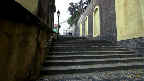 Blick auf die Treppe an der Seite des Prager Domplatzes — Stockvideo