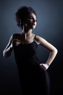 Sabahlık seksi esmer bebek gibi görünüyor