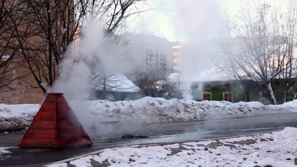 Ånga på vintern gatan från vatten system — Stockvideo