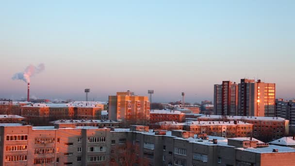 Panorama en la ciudad de invierno y la central térmica — Vídeo de stock