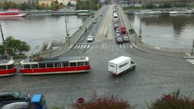 yol arabalar zaman atlamalı, Prag ile çapraz görüntüleyin