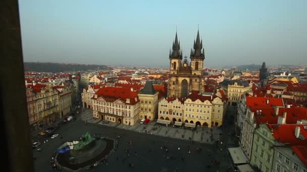 Пан на центральній площі Праги від вежі — стокове відео