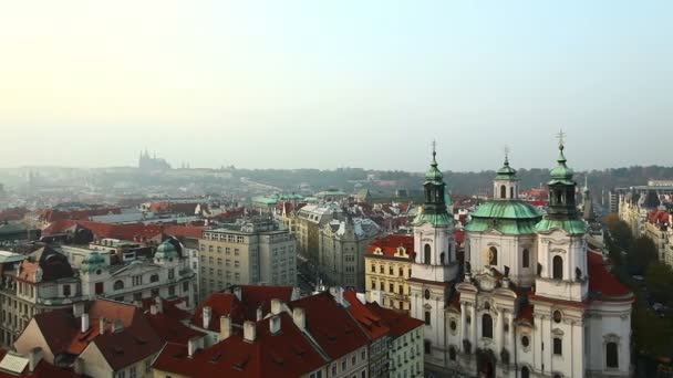 Blick vom Turm auf den Prager Hauptplatz — Stockvideo