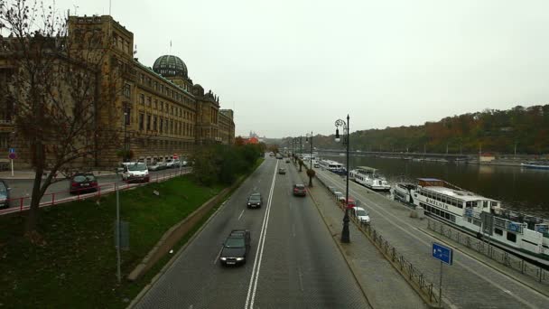 Praag straat langs de rivier — Stockvideo