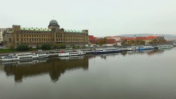 Uitzicht op Praag vanaf brug over de vltava rivier — Stockvideo