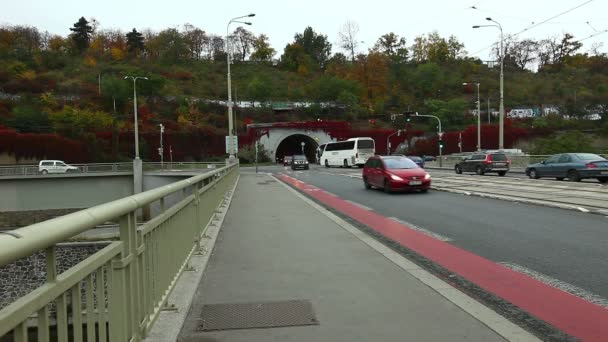 Samochody w ruchu na moście nad Wełtawą, praha — Wideo stockowe