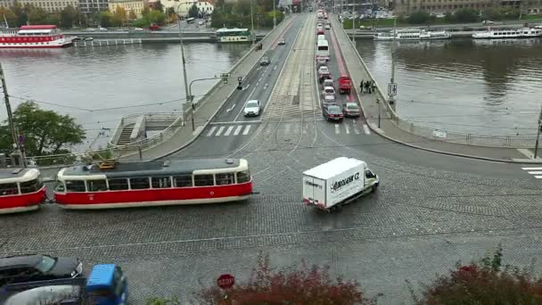 Zobacz na krzyż drogi z samochodów upływ czasu, Praga — Wideo stockowe