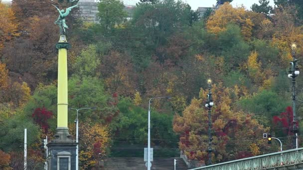 Uitzicht van de oude brug over de rivier vltava, Praag — Stockvideo