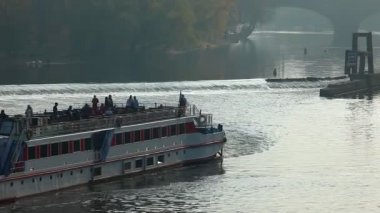 Prag'da vltava Nehri üzerinde tekne keyfi hareket