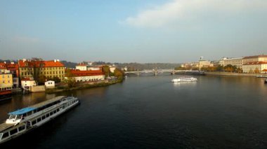 Nehirde - zevk tekne hareket karlov Köprüsü'nden görüntülemek