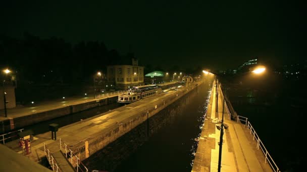 Livelli dell'acqua di notte fiume Moldava, Praga, Repubblica Ceca — Video Stock