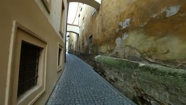 Promenera i gamla Prag street — Stockvideo