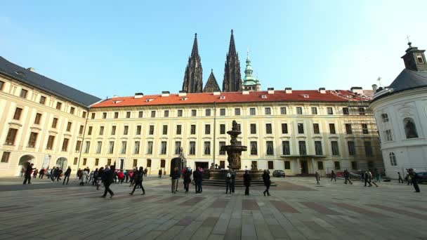 Historycznej Pragi placu i turystów — Wideo stockowe
