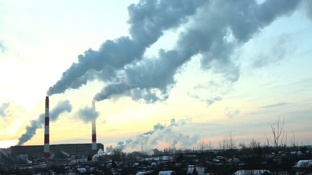 Wärmestation Rauch am Himmel bei Wintersonnenuntergang — Stockvideo