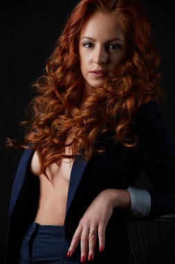 Güzel kızıl saçlı model poz, studio fotoğraf