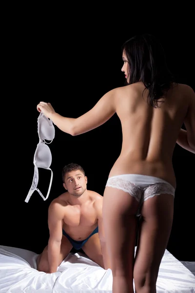 그녀의 남자 친구 앞에서 꼬리 치는 여자 undresses — 스톡 사진