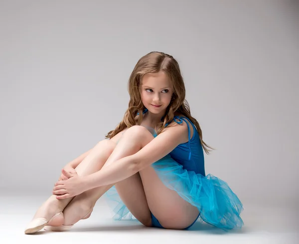 Trevlig liten ballerina ler mot kameran — Stockfoto