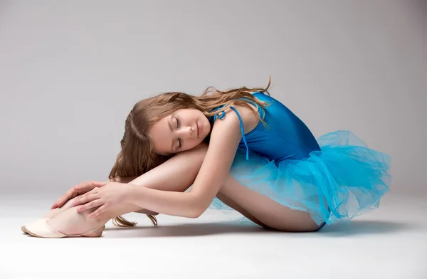 Pretty little dancer posing with eyes closed — Stock Photo, Image