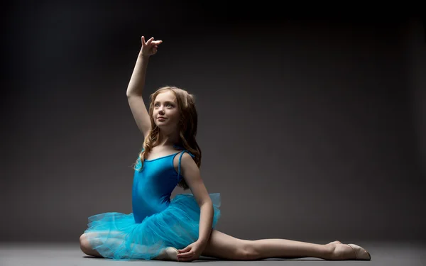 Прекрасная маленькая балерина вдохновила на танцы в студии — стоковое фото