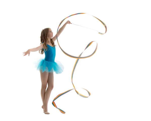 Rozkošná holčička tančí s mašlí — Stock fotografie
