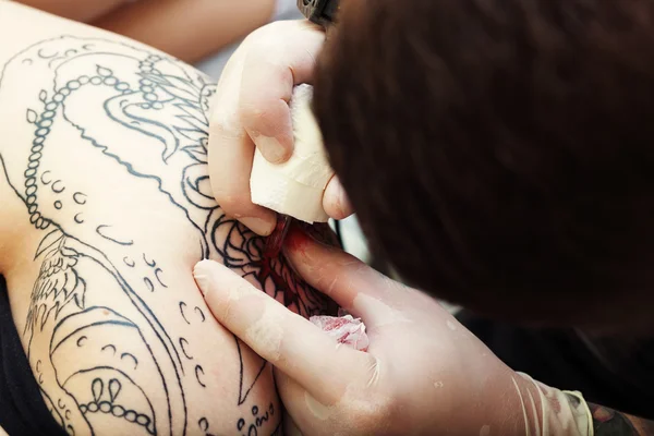 Artista profesional del tatuaje en el trabajo —  Fotos de Stock