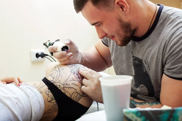 Estudio de tiro de barbudo tatuador en el trabajo —  Fotos de Stock