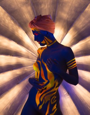 Ultraviyole ışık poz gizemli çıplak kız