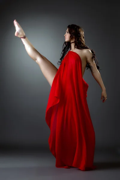 Bailarina artística moderna de ballet posando en estudio — Foto de Stock
