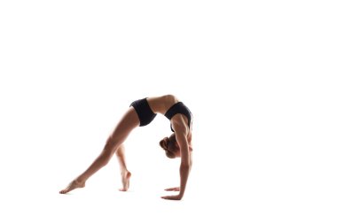 Sırt kasları germe üzerinde egzersiz yaparak kız