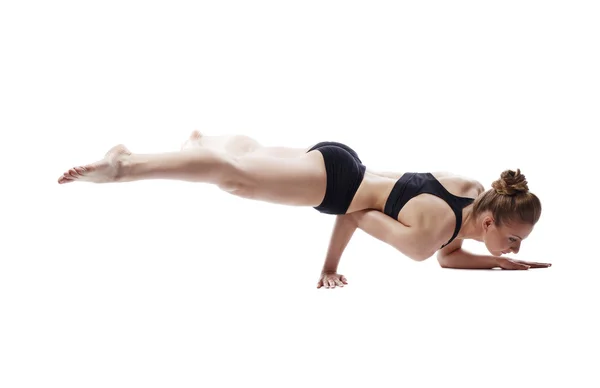 Flexibel kvinna poserar i svårt styrka pose — Stockfoto