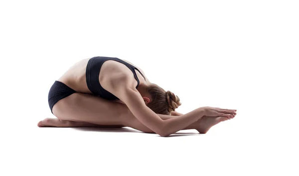 Flexibele vrouw poseren in studio, geïsoleerd op wit — Stockfoto