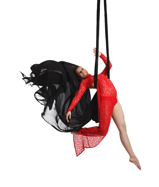 空中的丝绸上摆姿势的专业舞蹈演员 — 图库照片