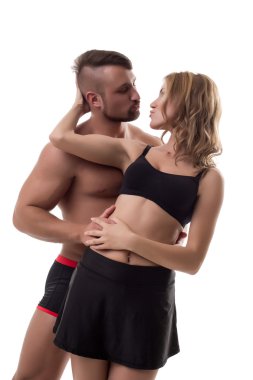 Sportif heteroseksüel çift öpücük önce kadeh