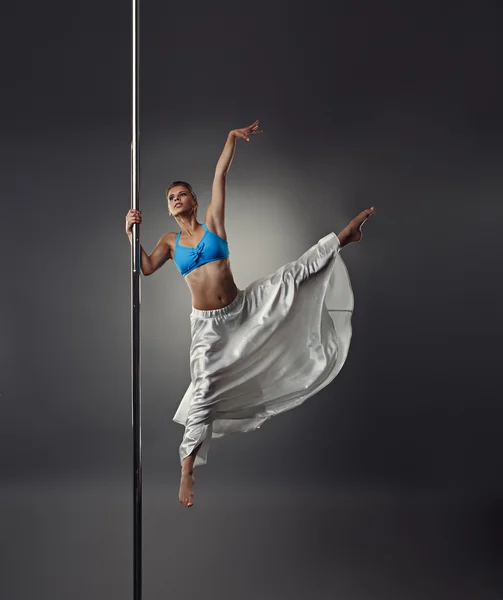 Chica fuerte y elegante bailando en el pilón —  Fotos de Stock