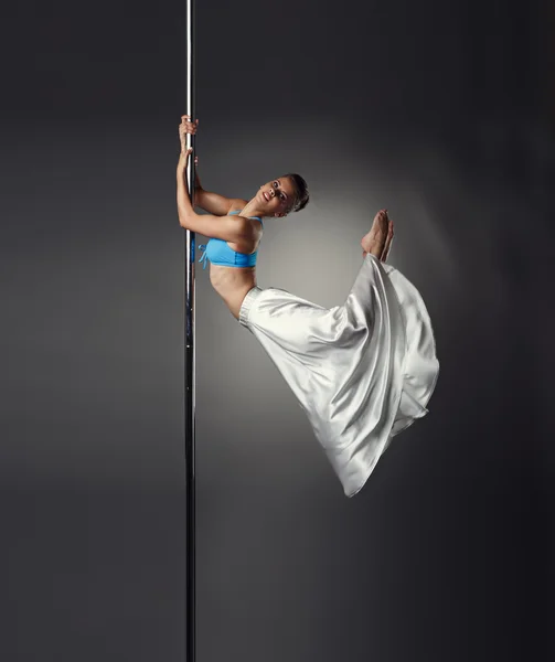 Imagen de una hermosa bailarina posando sobre un pilón —  Fotos de Stock