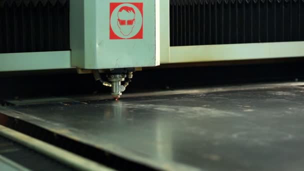 Vue de la machine automatisée de découpe laser métal — Video