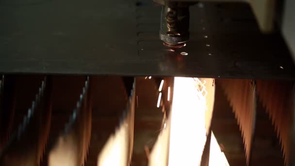 Vista de la máquina moderna hace agujero en la hoja de metal — Vídeos de Stock