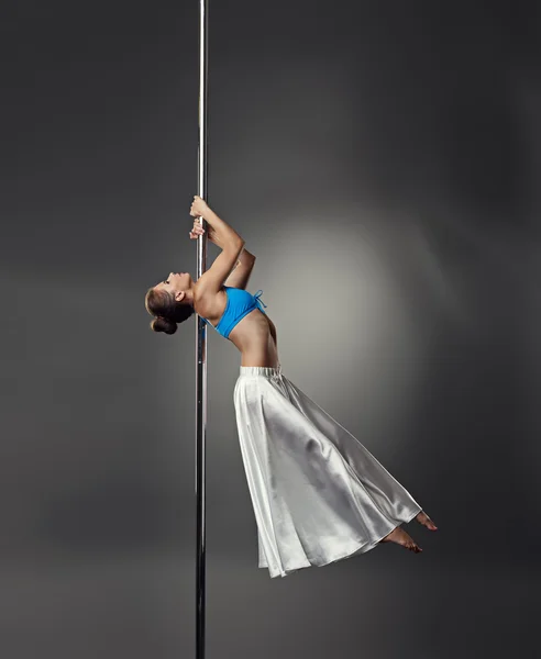 Pole Dance. verführerische Tänzerin mit perfektem Körper — Stockfoto