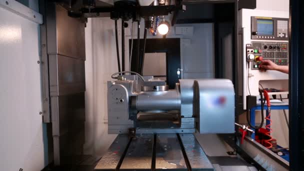 Vue de l'ouvrier d'usine commence fraiseuse 