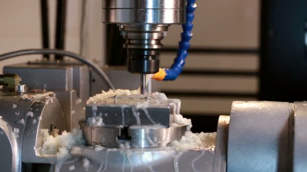 View close-up on running milling machine — Stock Video