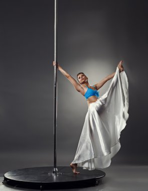 Pole dans. Dikey bölme yapıyor sanatsal dansçı