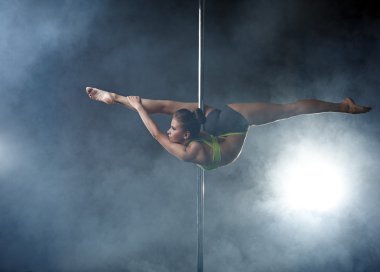 Esnek kız kutup zor duruma poz