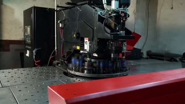 Coupe de métal. Vue de la machine-outil pour poinçonner 