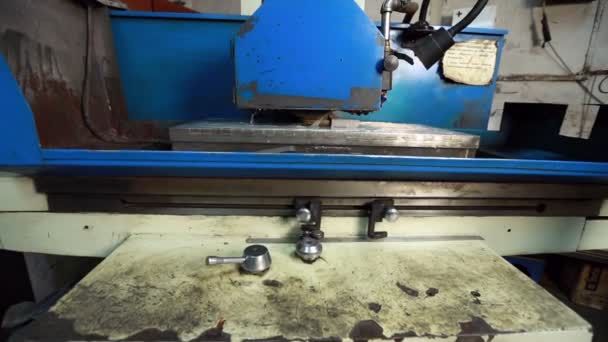 Προβολή της εργασίας λείανσης μηχανή στο εργαστήρι — Αρχείο Βίντεο