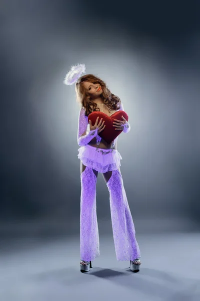 Милая девушка в костюме ангела позирует под ультрафиолетовым светом — стоковое фото