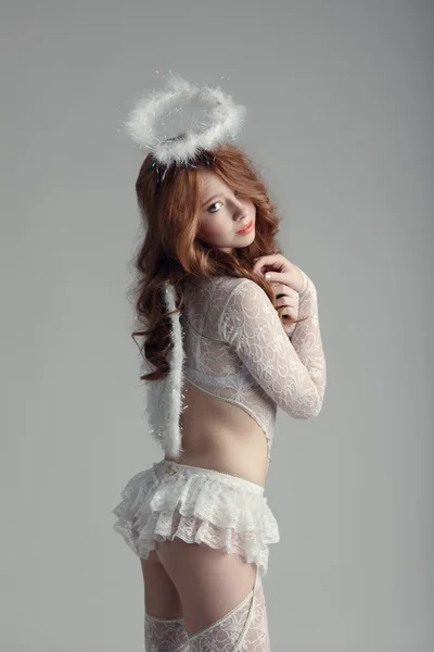 Masumiyet ve cinsellik. Kız melek kostüm — Stok fotoğraf