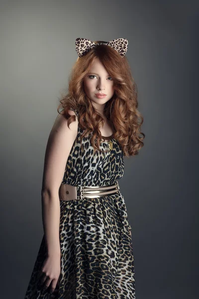 Skott av babe i leopard print klänning och katt öron — Stockfoto