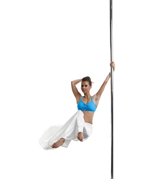 Hübsche Tänzerin dreht sich auf Stange im Studio — Stockfoto
