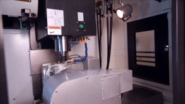 Freze makinesi üretim dükkanda çalışan görünümü